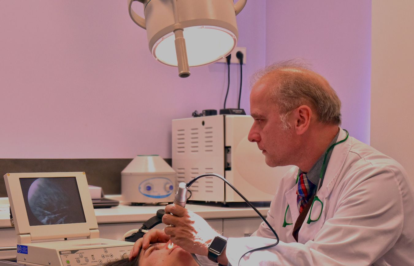 El Dr Juan Monreal trabaja en una ecografía en su consulta del Centro de Cirugía Estética en Madrid