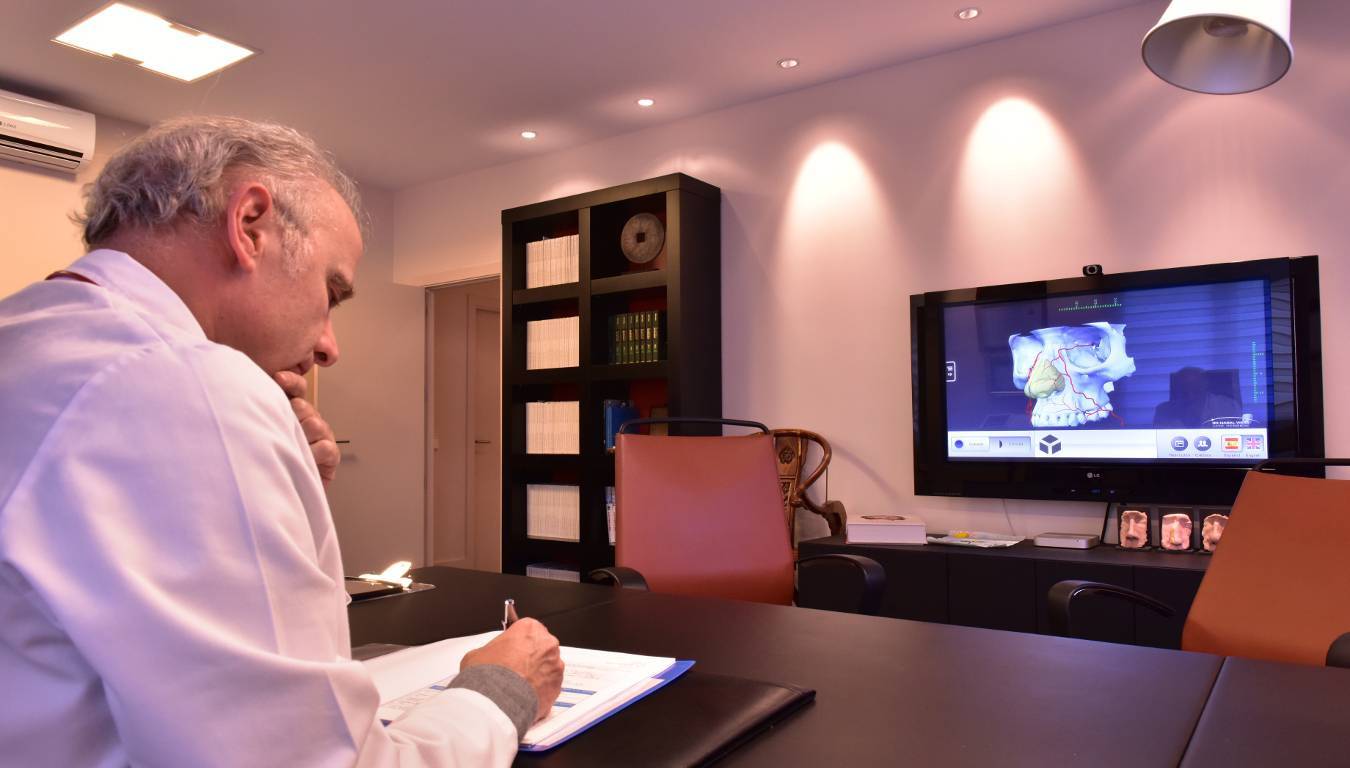Despacho consulta médica del Dr Juan Monreal · Estudio de Rinoplastia · Centro de Cirugía Estética en Madrid
